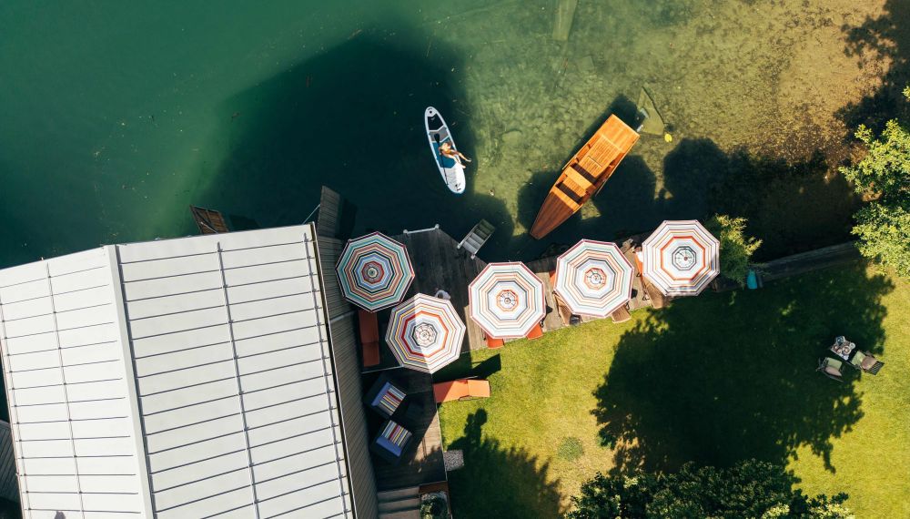 Adults Only Boutique Hotel mit privatem Seezugang von oben mit Bootshaus und Liegefläche am Wolfgangsee