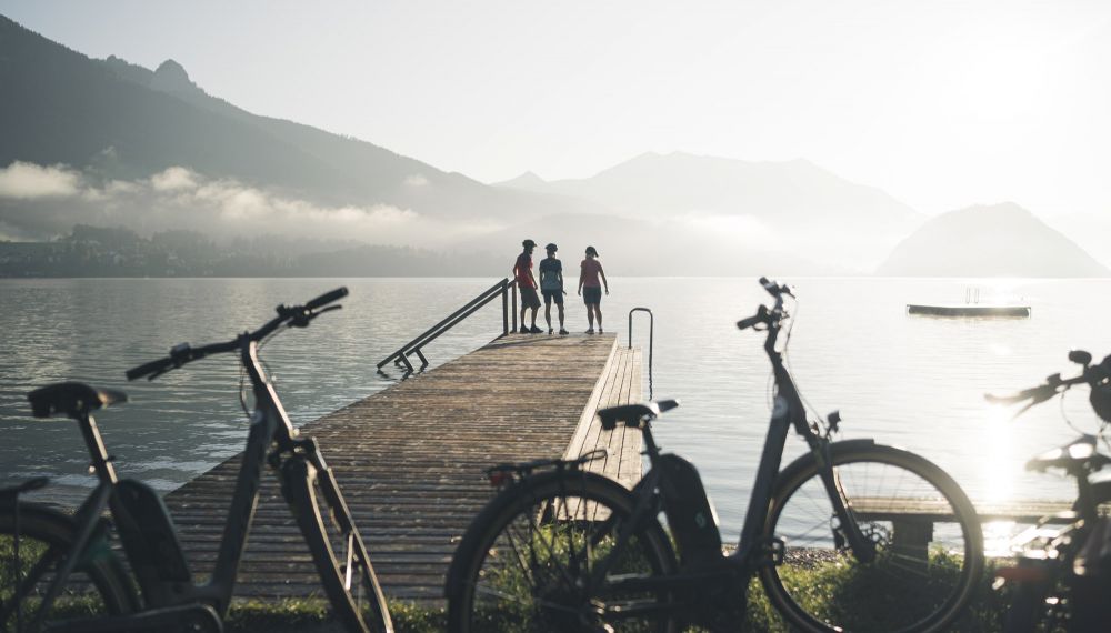 Pause von Fahrradfahrern am Wolfgangsee am Steg