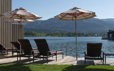 Liegestühle vor dem Wolfgangsee mit eigenem Seezugang im Adults Only Boutique Hotel Cortisen