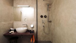 Modernes Badezimmer im Deluxe Zimmer Seeblick im Boutiquehotel Cortisen am Wolfgangsee mit hochwertiger Ausstattung und stilvollem Design