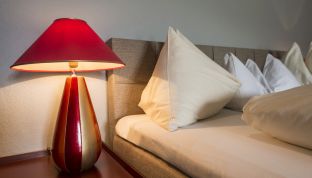 Doppelbett in Design Suite im Luxus Boutique Hotel Cortisen im Salzkammergut