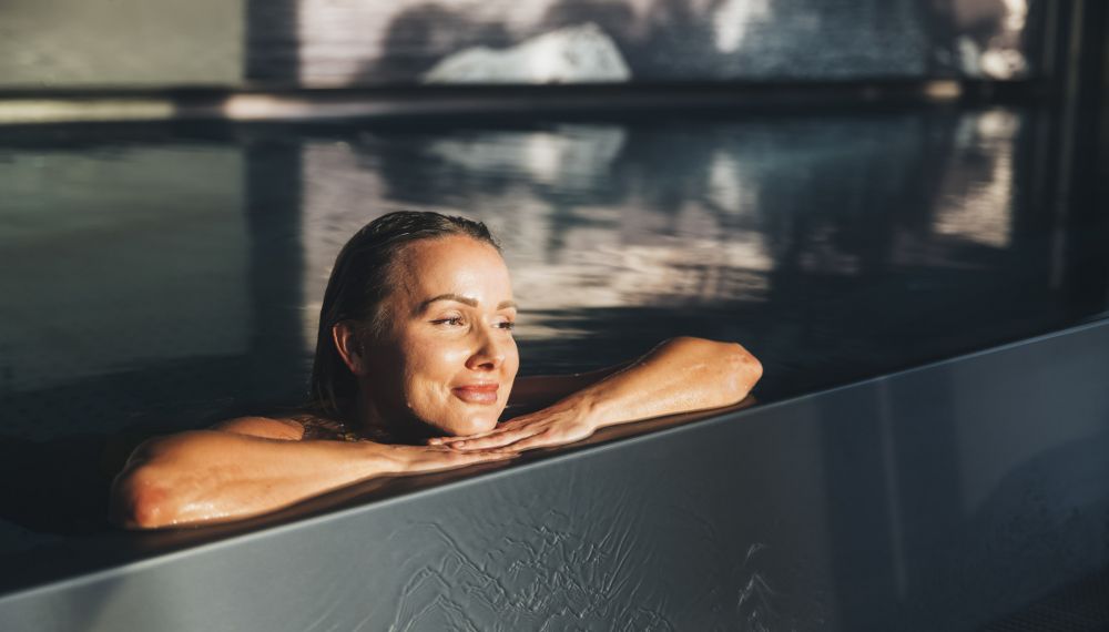 Frau im Pool des Adults Only Hotel Cortisen am Wolfgangsee