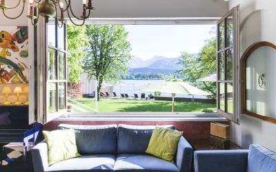Blick aus dem Boutique Hotel Cortisen auf den Wolfgangsee mit direktem Seezugang