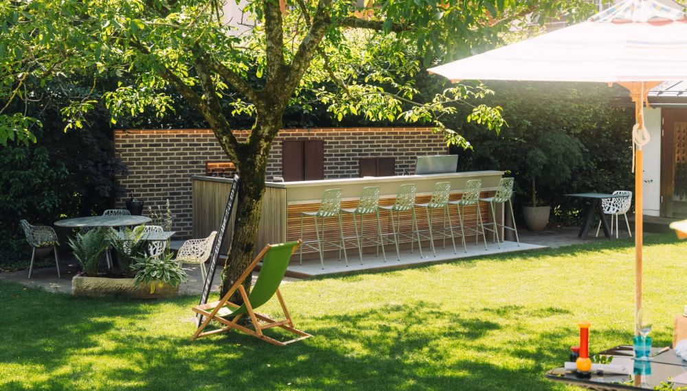Garten mit Bar und Liegestuhl des Adults Only Boutique Hotel Cortisen am Wolfgangsee im Salzkammergut im Sommer