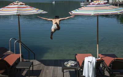 Mann springt in den Wolfgangsee vom Boutique Hotel Cortisen aus