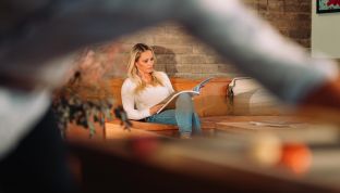 Frau liest und Mann spiel Billard im 4 Sterne Adulty Only Hotel Cortisen am Wolfgangsee