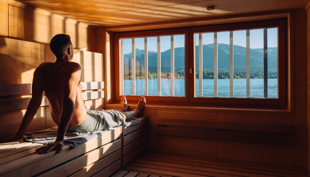 Blick auf den Wolfgangsee in der Panorama Sauna des Adult Only Hotels Cortisen