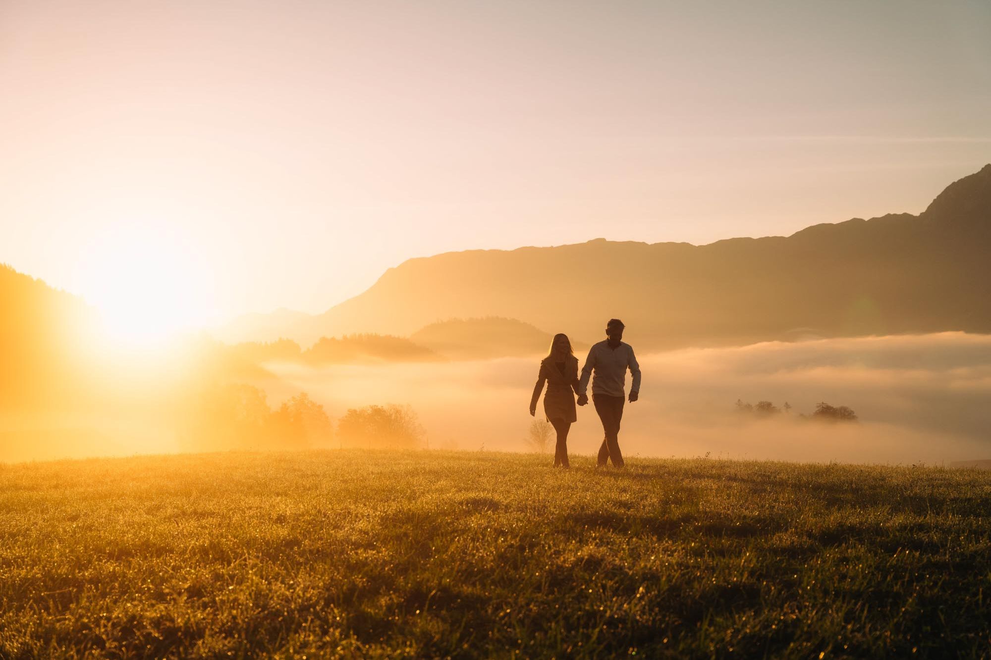 Paar beim Wandern im Nebel in der Nähe des Adults Only Boutique Hotel am Wolfgangsee
