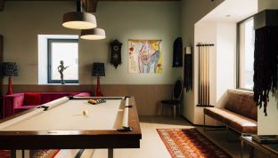Billard Tisch in der Lounge im Adults Only Hotel am Wolfgangsee mit Kunst an den Wänden