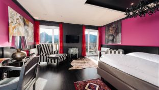 Exklusive Black Suite im Cortisen am Wolfgangsee mit elegantem Design und großzügigem Wohnbereich