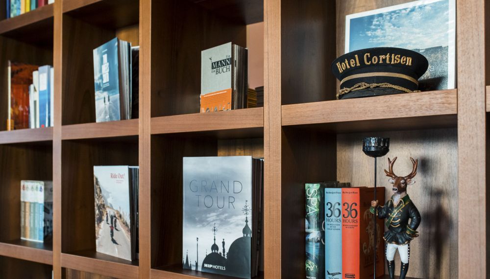 Bücherwand mit Büchern und Deko im 4 Sterne Designhotel am Wolfgangsee im Salzkammergut