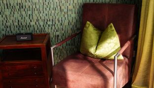 Detailaufnahme im Deluxe Zimmer Seeblick im Boutiquehotel Cortisen am Wolfgangsee mit hochwertigen Materialien und stilvollem Interieur