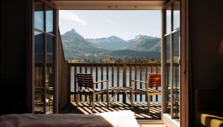 Balkon des Deluxe Zimmers Seeblick im Boutiquehotel Cortisen am Wolfgangsee mit gemütlichen Möbeln und freiem Blick auf den Wolfgangsee
