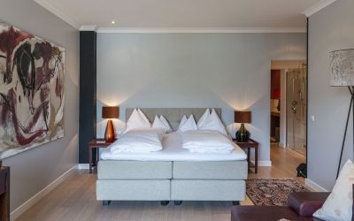 Suite mit Doppelbett und Kunst im Designhotel direkt am Wolfgangsee