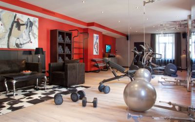 Fitnessraum mit Gewichten im Triathlon Hotel Österreich am Wolfgangsee