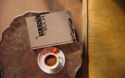 Kaffee und Buch auf einem Tisch im Luxushotel Cortisen am Wolfgangsee im Salzburger Land