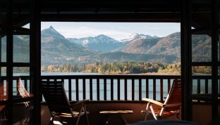 Balkon der Loft Suite im Boutiquehotel Cortisen am Wolfgangsee mit freiem Blick auf den See und beeindruckendem Bergpanorama