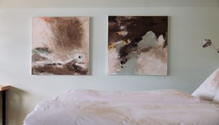 Modernes Gemälde in der Loft Suite im Boutiquehotel Cortisen am Wolfgangsee mit stilvollem Interieur und hochwertigem Design