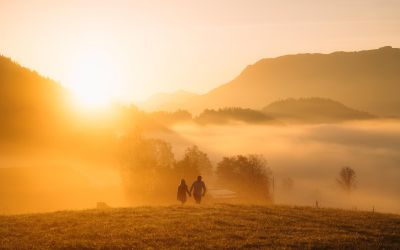 Paar im Nebel bei Sonnenaufgang beim Boutique Hotel Cortisen am Wolfgangsee