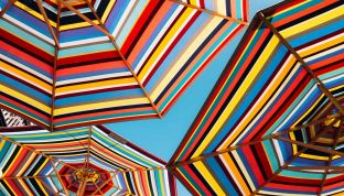 bunte Sonnenschirme von unten beim Boutique Hotel Cortisen mit direktem Seezugang