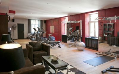 Gewichte und Sportgeräte im Fitnessraum für Triathlon Training im Aktivhotel Cortisen am Wolfgangsee im Salzkammergut