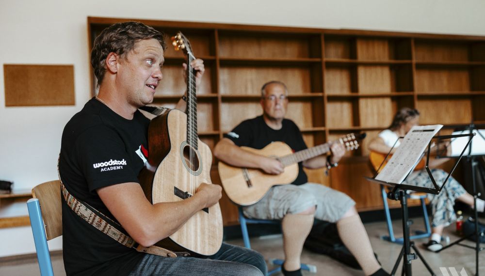 Männer beim Gitarren Workshop bei der Woodstock Academy am Wolfgangsee © Julian Quirchmair