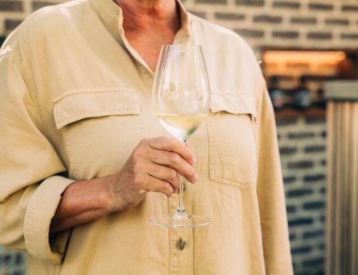 Mann trinkt Wein im Adults Only Boutique Hotel Cortisen am Wolfgangsee im Salzkammergut