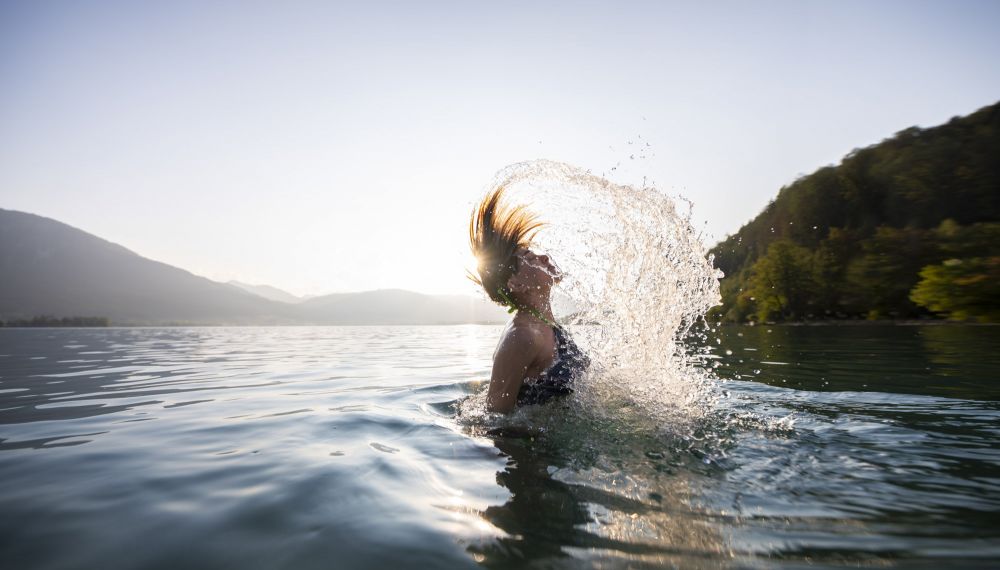 Frau beim Baden im Wolfgangsee