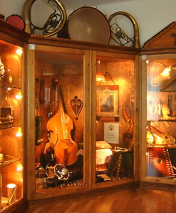 Ausstellung von Musikinstrumenten im Museum St. Gilgen