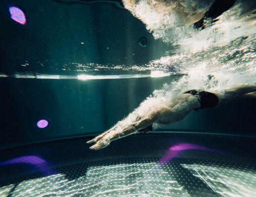 Mann schwimmt im Adults Only Hotel Pool am Wolfgangsee im Salzkammergut