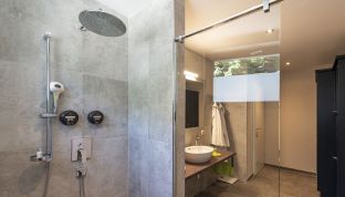 Dusche und Waschbecken im Deluxe Zimmer Bergblick im Adults Only Hotel Cortisen am See