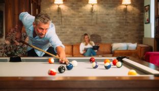 Billardspiel in der Lounge im 4-Sterne Superior Hotel am Wolfgangsee