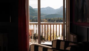 Balkonaussicht der Black Suite im Boutiquehotel Cortisen am Wolfgangsee mit freiem Blick auf den See und die umliegende Natur
