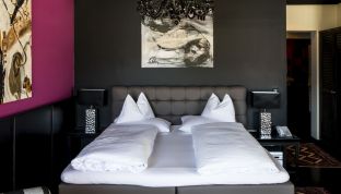 Doppelbett in der Black Suite im 4-Sterne Designhotel Cortisen am Wolfgangsee im Salzkammergut