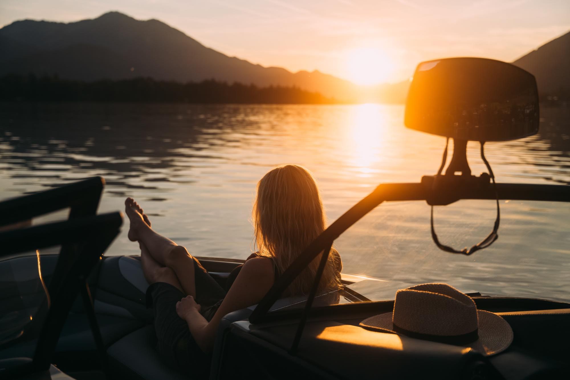 Frau im Boot beim Sonnenuntergang auf dem Wolfgangsee beim Boutique Hotel Cortisen am See