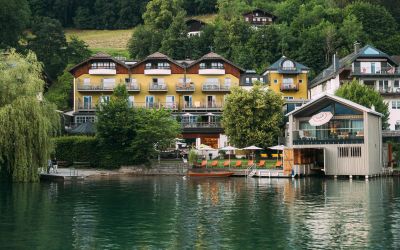 Boutique Hotel am Wolfgangsee mit Liegestühlen, direkten Seezugang und Bootshaus