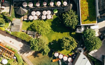 Adults Only Boutique Hotel am Wolfgangsee mit privatem Seezugang von oben im Sommer