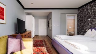 Deluxe Zimmer Seeblick im Boutiquehotel Cortisen am Wolfgangsee mit stilvollem Design, gemütlichem Schlafbereich und hellem Interieur