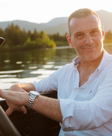 Gastgeber Roland des Boutique Hotels Cortisen am See im Boot auf dem Wolfgangsee