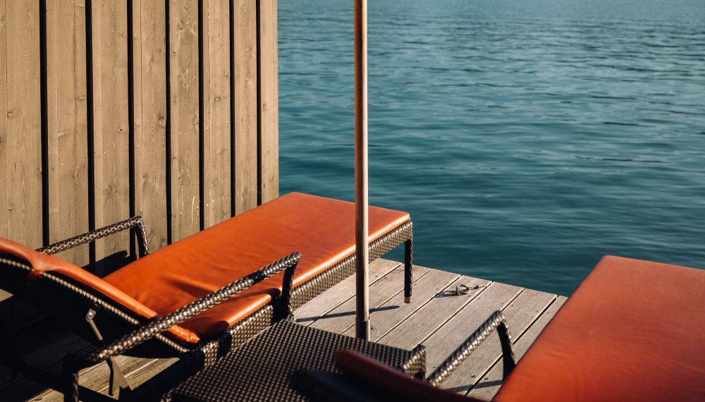 Liegestühle am Wolfgangsee beim 4-Sterne Superior Hotel Cortisen mit eigenem Seezugang