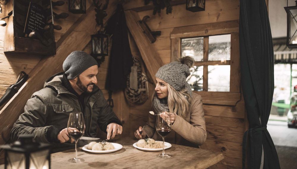 Paar genießt Restaurant auf dem Wolfgangseer Advent