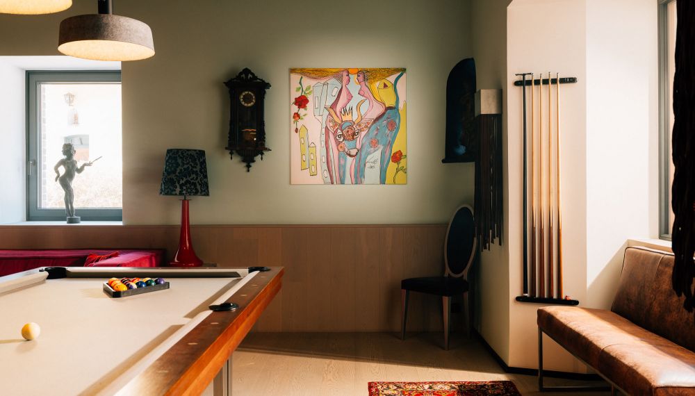 abstraktes Kunst-Gemälde in der Billard Lounge des Designhotels Cortisen am See