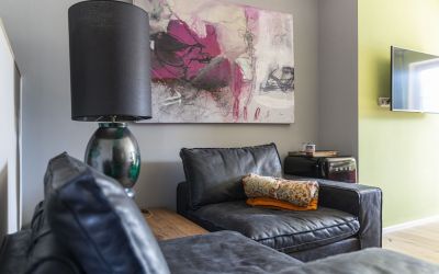 Kunstgemälde an der Wand des Zimmers Premium Seeblick im Designhotel Cortisen am Wolfgangsee im Salzkammergut