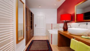 Badezimmer der Red Suite Design Suite im Boutiquehotel Cortisen am Wolfgangsee mit hochwertiger Ausstattung, modernem Design und eleganten Details