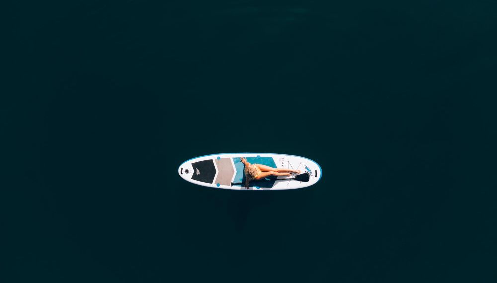 Frau auf dem SUP auf dem Wolfgangsee beim Boutique Hotel Cortisen