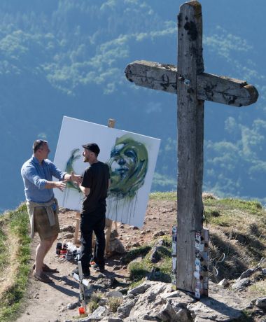 zwei Künstler malen beim Art Circle auf dem Schafberg am Wolfgangsee zusammen ein Kunstwerk