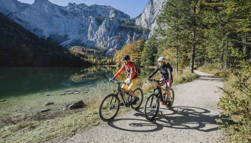 Fahrradfahrer in der Natur im Salzburger Land