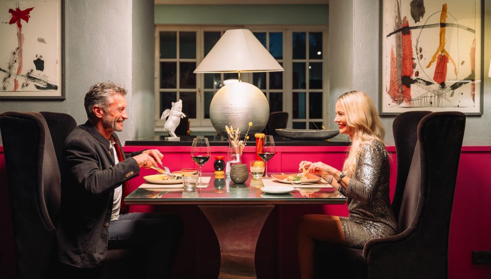 Paar bei einem Dinner zu zweit im Gourmet Restaurant im Cortisen am Wolfgangsee