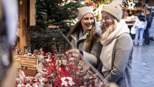 Frauen auf dem Adventmarkt in St. Wolfgang