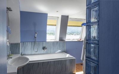 blaues Bad in Design Suite im Boutique Hotel Cortisen direkt am Wolfgangsee